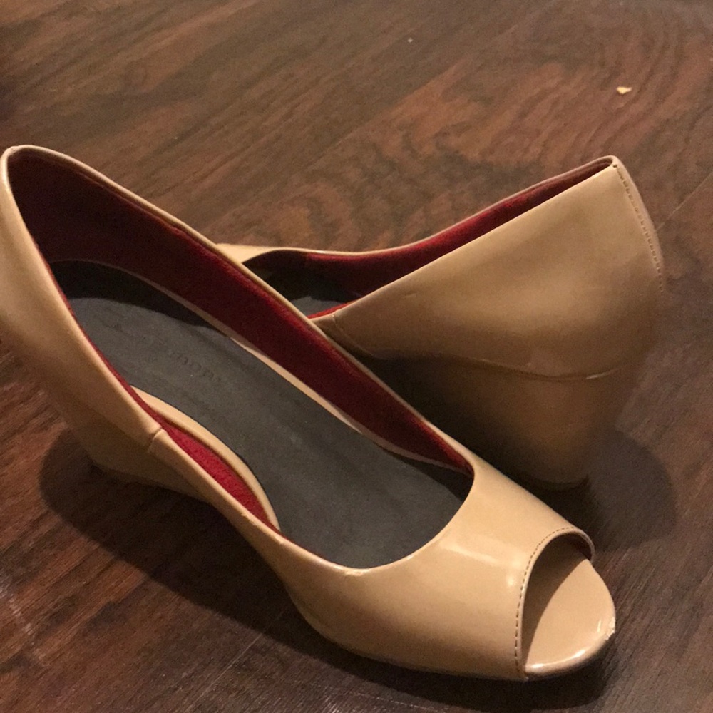 Nude Wedges